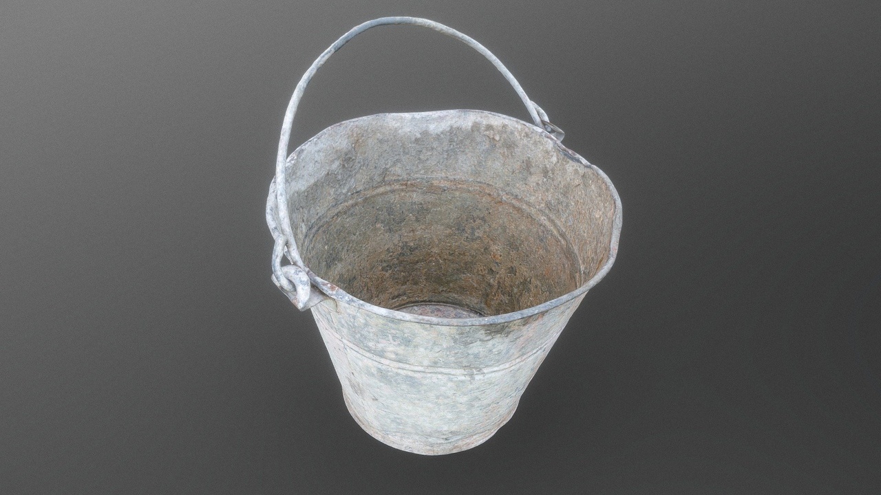 Old rusty bucket【陈旧生锈的桶】